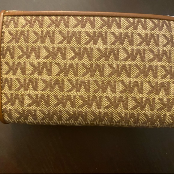 AUTHENTIC LG FLAp phn wristlet MK WALLET org $158 - Picture 4 of 10